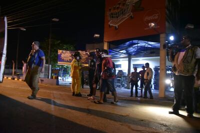 El conductor de la moto al momento de ser asistido por los bomberos.