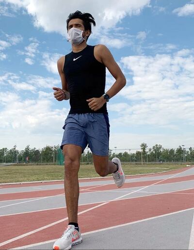 Derlys Ayala entrenándose con tapabocas en el predio del COP.