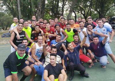 Ronaldinho Gaúcho (con camisilla blanca y gorra negra)  junto a policías  en actividad y presos, en la Agrupación Especializada.