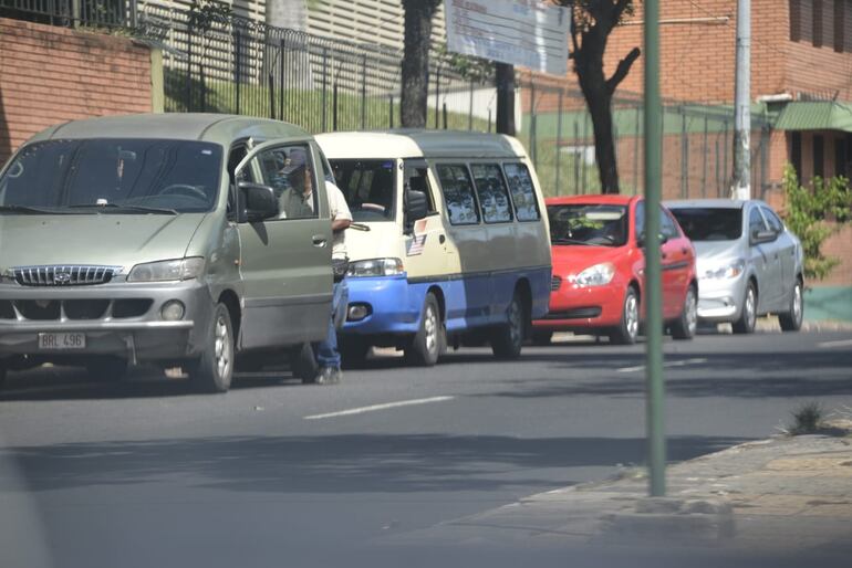 Vehículos estacionados frente a colegio