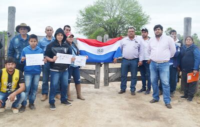 Los pobladores de Puerto Guaraní se manifestaron el sábado frente al portón instalado por propietarios de una de las estancias.