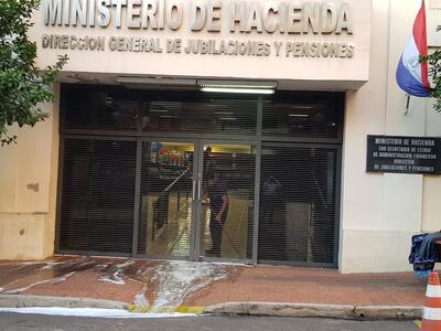 Aguas servidas frente a Hacienda.