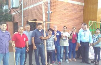los-funcionarios-de-la-una-se-crucifican-y-denuncian-que-los-mayores-beneficiados-con-los-aumentos-son-los-jefes--195324000000-1696234.jpg