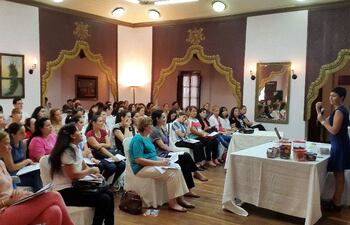 docentes-y-directores-de-varios-colegios-privados-del-pais-se-capacitaron-para-aprender-a-ensenar-el-metodo-singapur-en-matematicas--203740000000-1295870.jpg