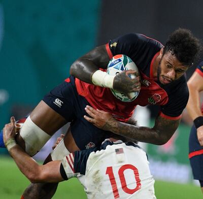 El jugador de Inglaterra Anthony Watson es tacleado por el norteamericano AJ MacGinty, en el triunfo de los ingleses.
