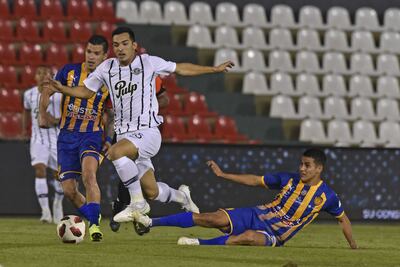 Los futbolistas del Sportivo intentan detener el avance de Alfio Oviedo, autor de un doblete.