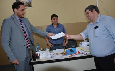 Joaquín González (izq.) entrega la resolución a Luis Esquivel Ugarte, nuevo director de cárcel de Misiones.