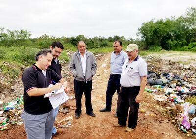 Procedimiento de la comitiva de la Fiscalía de Medio Ambiente en el vertedero municipal de Loreto.