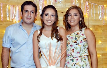 la-quinceanera-con-sus-padres-rodney-cespedes-y-marina-miranda--191103000000-1675972.jpg