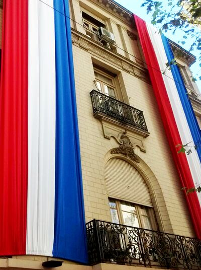 Yacyretá pagó con fondos sociales hasta los aires y las computadores de la embajada en Buenos Aires.