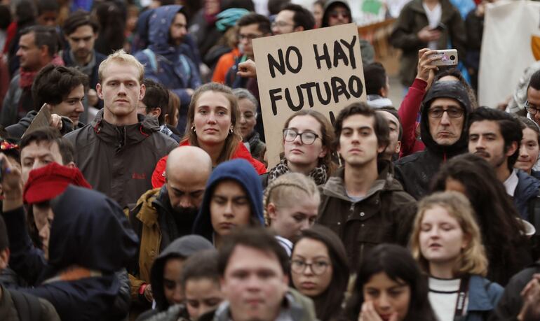 Los jóvenes han sido la voz de la conciencia medioambiental en el mundo agrupados en el movimiento activista Fridays for Future, inspirado por las protestas que inició en 2018 la adolescente sueca Greta Thunberg y que se han extendido a todo el planeta como en esta manifestación en la Plaza de Bolívar en Bogotá, Colombia.