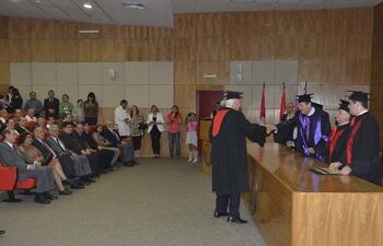 anibal-peris-entrega-la-distincion-a-uno-de-los-medicos-y-docentes-en-el-auditorio-del-hospital-de-clinicas--210838000000-577705.jpg