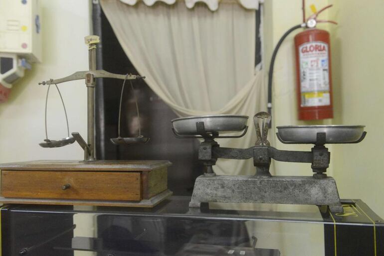 Balanza de preparados magistrales en la farmacia Maxifarma. (Foto: Juan Ramón Ávila, ABC Color). 