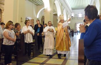 el-arzobispo-de-asuncion-edmundo-valenzuela-asperja-a-fieles-con-agua-bendita-al-inicio-de-la-misa-de-resurreccion-de-jesucristo-celebrada-en-la-ca-195329000000-1575586.jpg