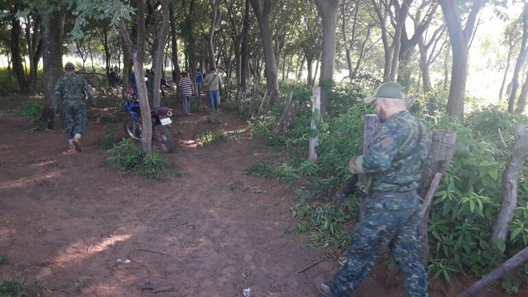 Miembros de la FTC acompañan a los familiares de Edelio en la búsqueda.