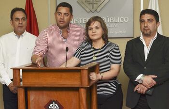 almiron-con-principales-figuras-de-la-anr-en-una-foto-reciente--205144000000-1548334.jpg