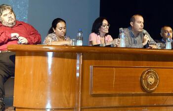 ing-eduardo-calderini-del-mopc-arq-silvia-rey-de-snc-arq-stella-maris-romero-y-el-expositor-de-la-municipalidad-durante-el-debate-el-acopio-d-211045000000-1811651.jpg