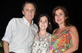 carlos-luis-quevedo-y-carmina-diaz-de-bedoya-con-su-hija-emilia-quevedo--193446000000-1421259.jpg