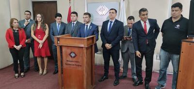 Ricardo Merlo (centro) con los fiscales que no fueron confirmados por la Corte.