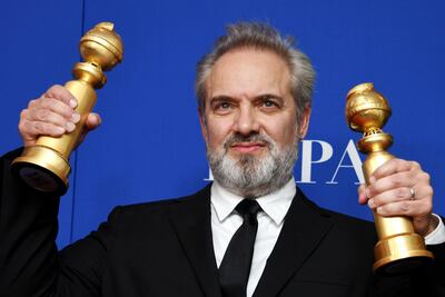 Sam Mendes, director de la película "1917" posa con los Globos de Oro que ganó el filme.