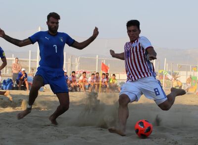 Carlos Carballo, pivot paraguayo, busca un remate en el juego de ayer.