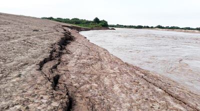 El caudal del río Pilcomayo  ayer llegó  hasta el muro de Pozo Hondo, que desde hace unos días presenta erosiones importantes y preocupantes.