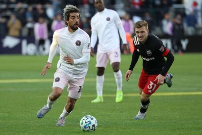Pizarro (i), autor del primer gol del nuevo equipo de la MLS.