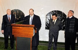 el-embajador-james-h-thessin-primero-de-la-izq-con-miembros-de-la-fia-durante-el-coctel-de-bienvenida--231504000000-567498.jpg