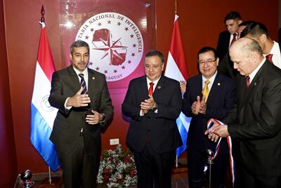 El presidente Mario Abdo Benítez, el ministro Esteban Aquino, el diputado Miguel Cuevas y el viceministro Luis Noceda, durante la inauguración de la sede de la SNI.