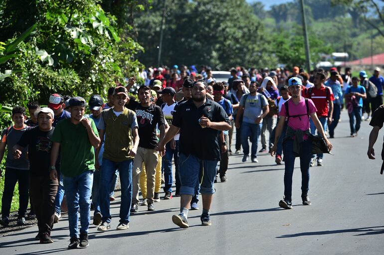 Migrantes hondureños caminan hacia Puerto Barrios, en el departamento guatemalteco de Izabal.
