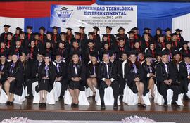formacion-de-los-graduados-en-ciencias-empresariales-y-derecho-de-la-universidad-tecnologica-intercontinental-utic-en-el-salon-teatro-del-hotel-exc-200738000000-574801.jpg