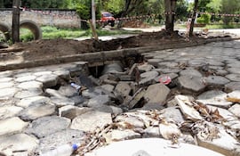 se-observa-el-pronunciado-hundimiento-del-terreno-donde-se-colocaron-canos-de-desage--200150000000-486840.jpg