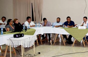 aspecto-de-la-reunion-del-consejo-departamental-de-educacion-en-el-departamento-de-caazapa--204018000000-1691523.jpg