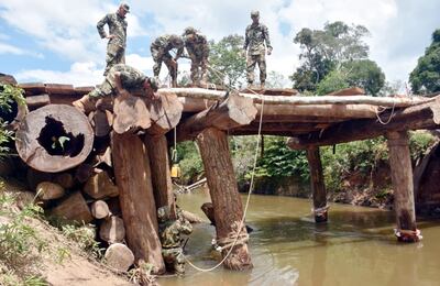 Integrantes del “Equipo de Explosivos” del Comando de Ingeniería de las FF.AA. instalando los explosivos a uno de los puentes clandestinos construidos dentro de la Reserva Morombí