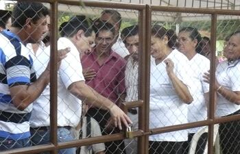 horacio-cartes-y-sus-correligionarios-fuera-del-puesto-de-salud-en-cuyo-porton-fueron-colocados-dos-candados--221530000000-520788.jpg