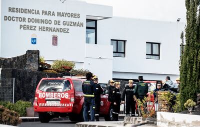 Efectivos de la Unidad Militar de Emergencias (UME) desinfectan zonas de la residencia de mayores en Teguise, Islas Canarias. La cifra de contagios en España sigue imparable.