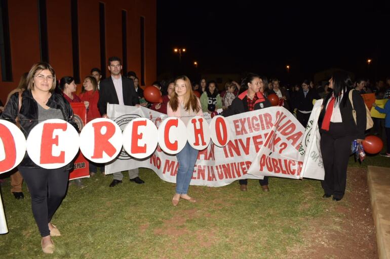 Manifestación pacífica de estudiantes y docentes en San Ignacio, Misiones.