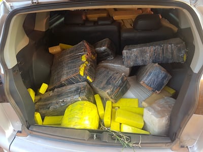 Bolsas de marihuana halladas en el interior del vehículo abandonado.