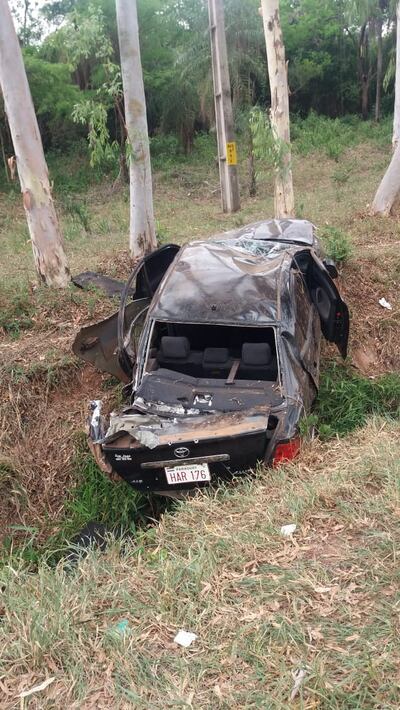 Estado en que quedó el rodado, cuyos ocupantes fueron atacados con arma de fuego por un hombre.