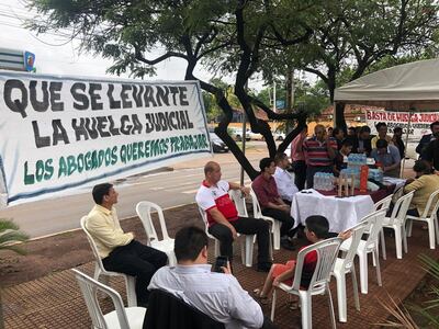 Los abogados de Ciudad del Este están instalados frente a la sede del Poder Judicial. Quieren el fin de la huelga de los funcionarios.
