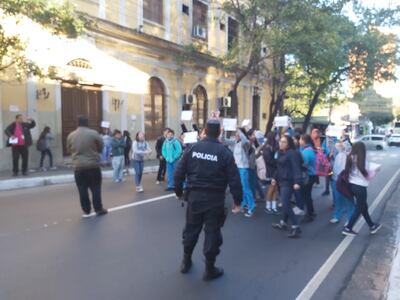Estudiantes cierran calles por el juicio político.