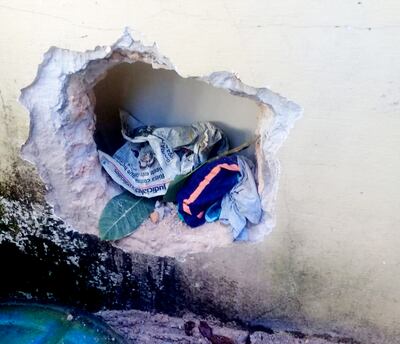 El boquete abierto detrás de un pesado mueble de oficina.