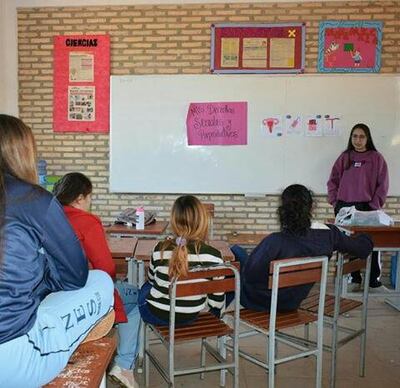 Beatriz Acevedo (18) coordina un emprendimiento que busca romper tabúes acerca de la educación sexual y los derechos reproductivos.