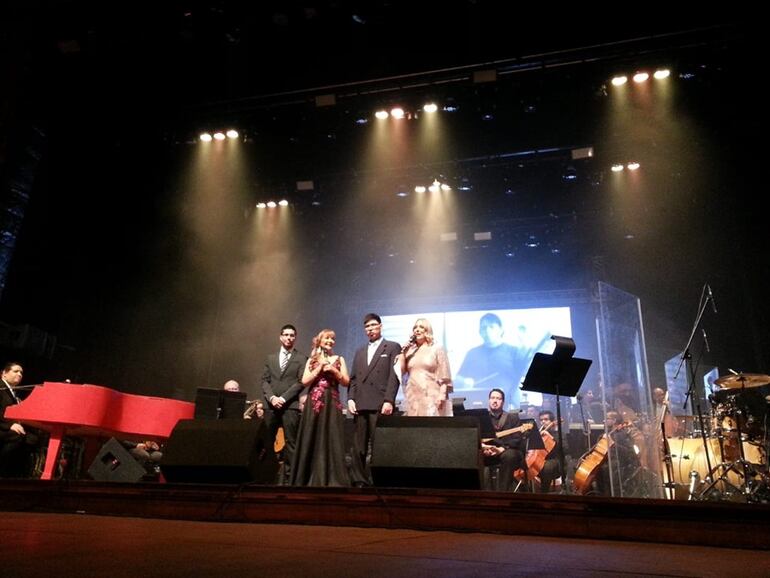 La anfitriona, Esperanza Ortíz, acompañada de sus hijos Nicolás y Demetrio, compartió el escenario con la conductora Menchi Barriocanal.