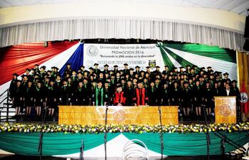 los-flamantes-egresados-de-la-carrera-de-contabilidad-de-la-una-durante-la-ceremonia--01450000000-1640088.jpg