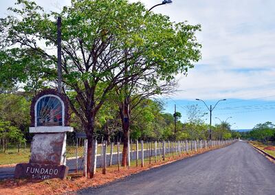 Primeras capas asfálticas sobre la doble avenida en la entrada de la ciudad de Itapé.