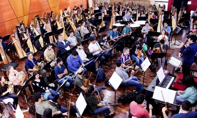 El gran ensamble de arpas ensaya junto a la Orquesta Sinfónica Nacional, para el concierto que ofrecerán esta noche en el Banco Central.