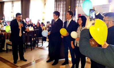 Petta jugó ayer a los globos con los becarios de Taiwán. Minimizó la falta de docentes en los colegios.