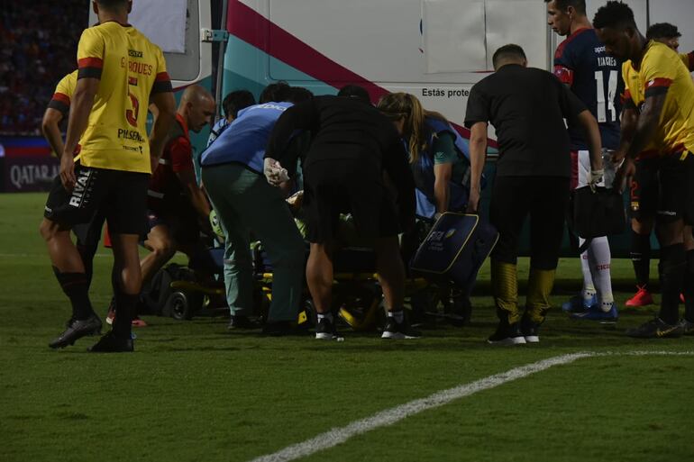 Burrai en la camilla junto a la ambulancia.