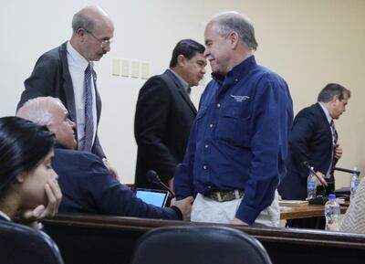 El exministro del Interior Walter Bower (der.) conversa con sus abogados Rodolfo Aseretto (sentado) y Jorge Vasconsellos.